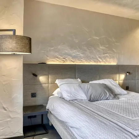 Modern Jaillet Pearl Newly Renovated